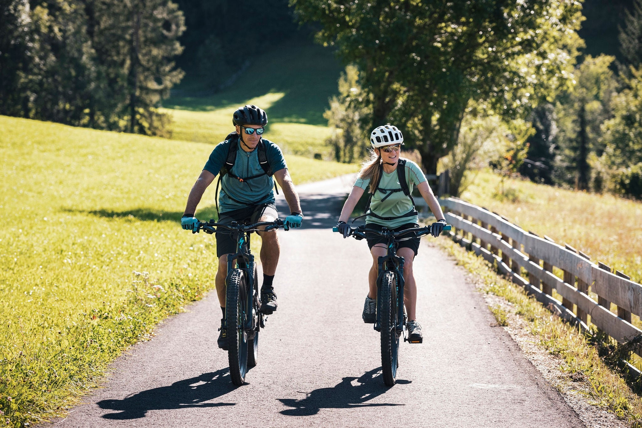 Zwei Personen machen eine Mountainbike Tour durch Villnöss