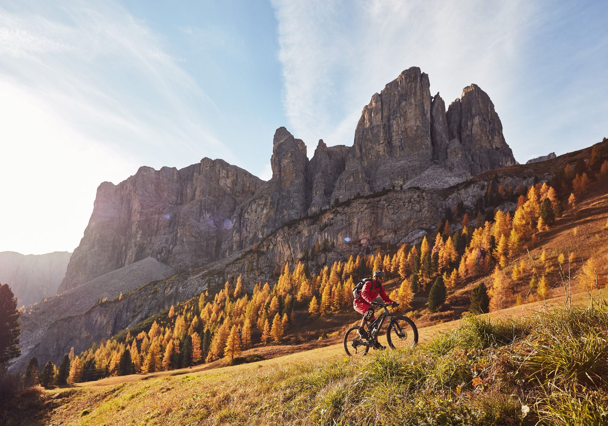 Mountainbike in den Dolomiten im Herbst