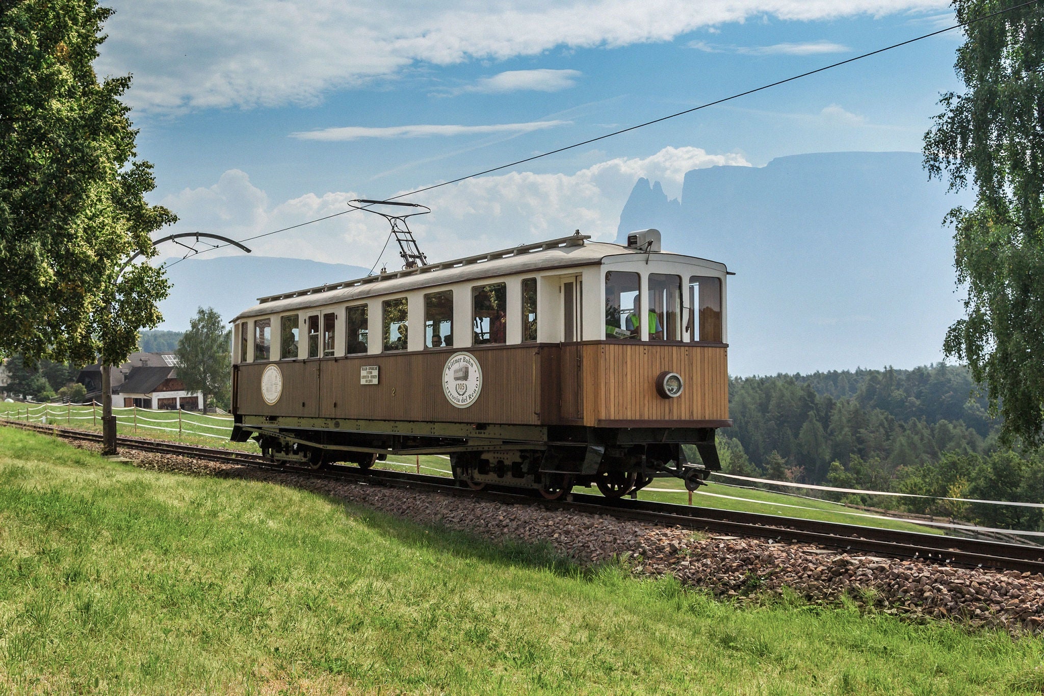 Eine historische Bahn bei Ritten im Sommer mit dem Schlern im Hintergrund