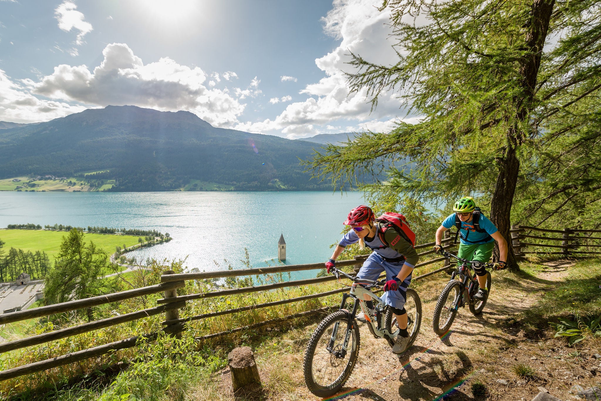 Zwei Mountainbiker machen eine Radtour im Vinschgau