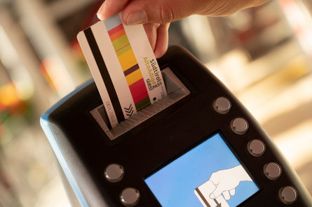 Eine Person scannt eine museomobilcard 