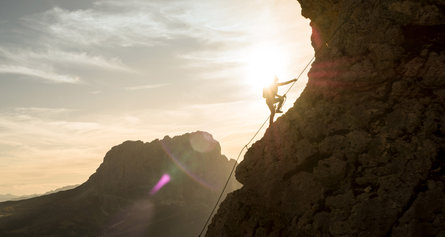 Blick auf die Silhouette eines Kletterers in den Dolomiten