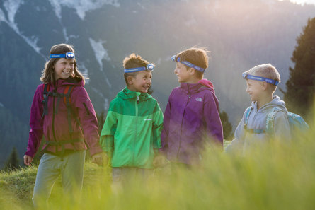 Vier kinderen die meedoen aan het Dolomiti Rangers-programma.