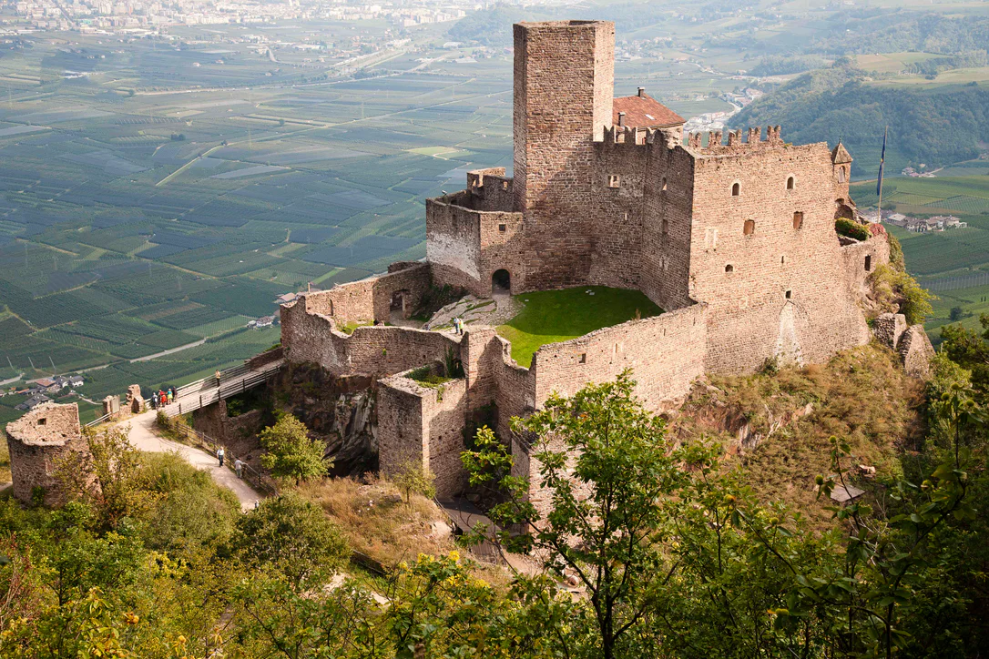 Vista di Castel Hocheppan che sovrasta il paese di Appiano