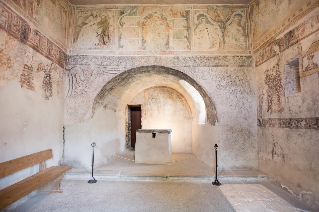 Vista sugli affreschi romanici all'interno della chiesa di S.Procolo a Naturno 