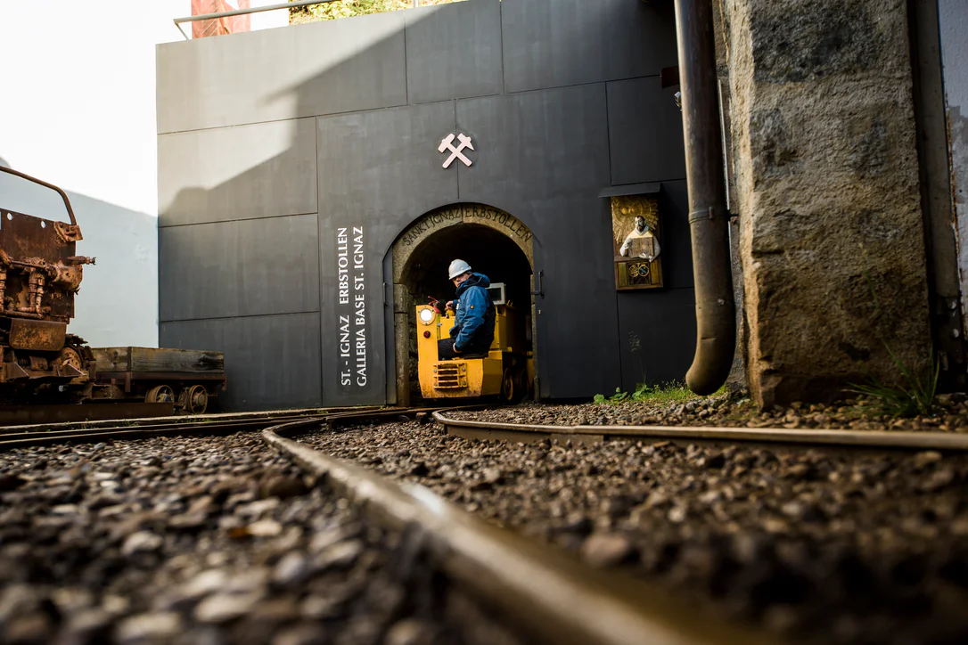 Kolejka górnicza wyjeżdża z tunelu sztolni św. Ignacego w dawnej kopalni w Prettau/Predoi.
