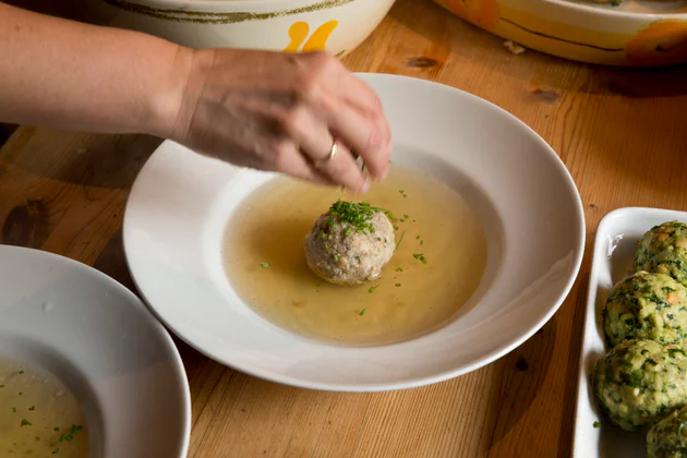 Typowe południowotyrolskie danie: zupa z knedlami