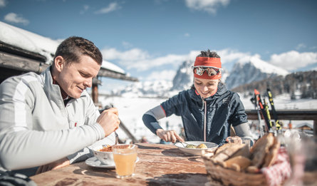 Zwei Personen essen zusammen im Gebirge