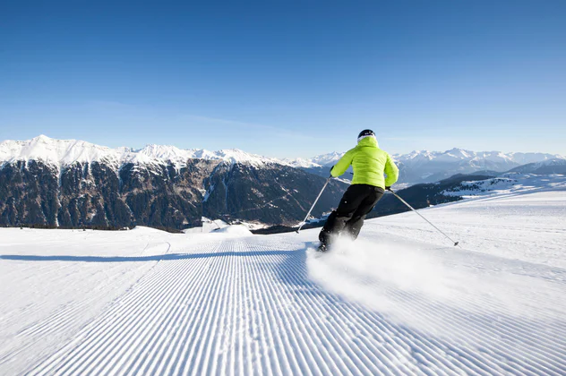 Een skiër in het skigebied