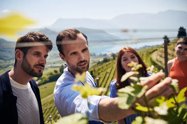 Een groep tijdens een wijnrondleiding aan het meer Kalterer See