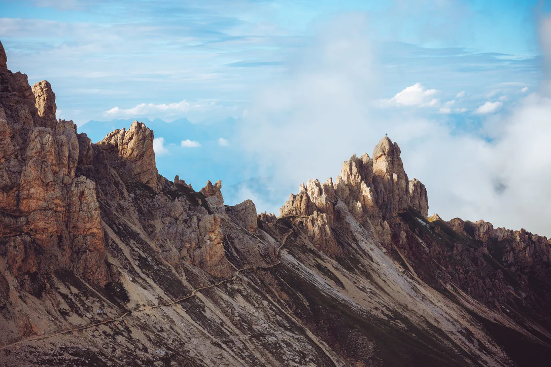 Blick auf die schroffen, felsigen Gipfel der Dolomiten