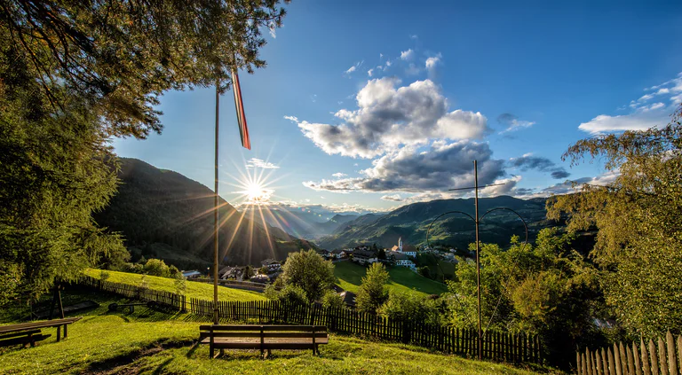 Vesnice Steinegg v létě s výhledem do údolí