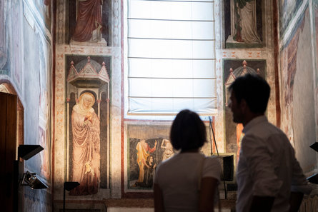 Una coppia ammira degli affreschi in un castello di Bolzano