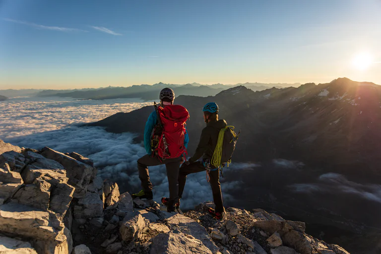 Due escursionisti che ammirano il panorama da una vetta