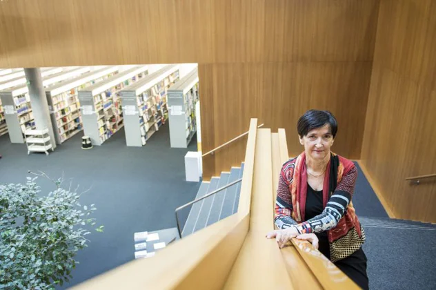 Językoznawca Rita Franceschini stoi na schodach w bibliotece uniwersyteckiej w Bolzano.