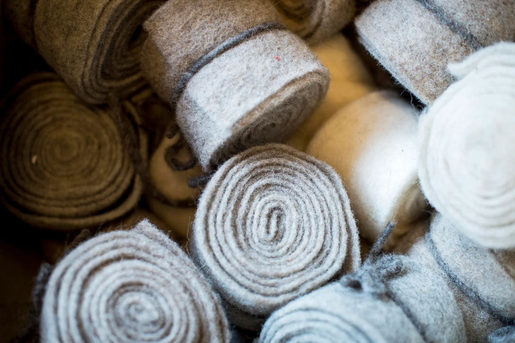 rotoli di lana infeltrita di diverse tinte