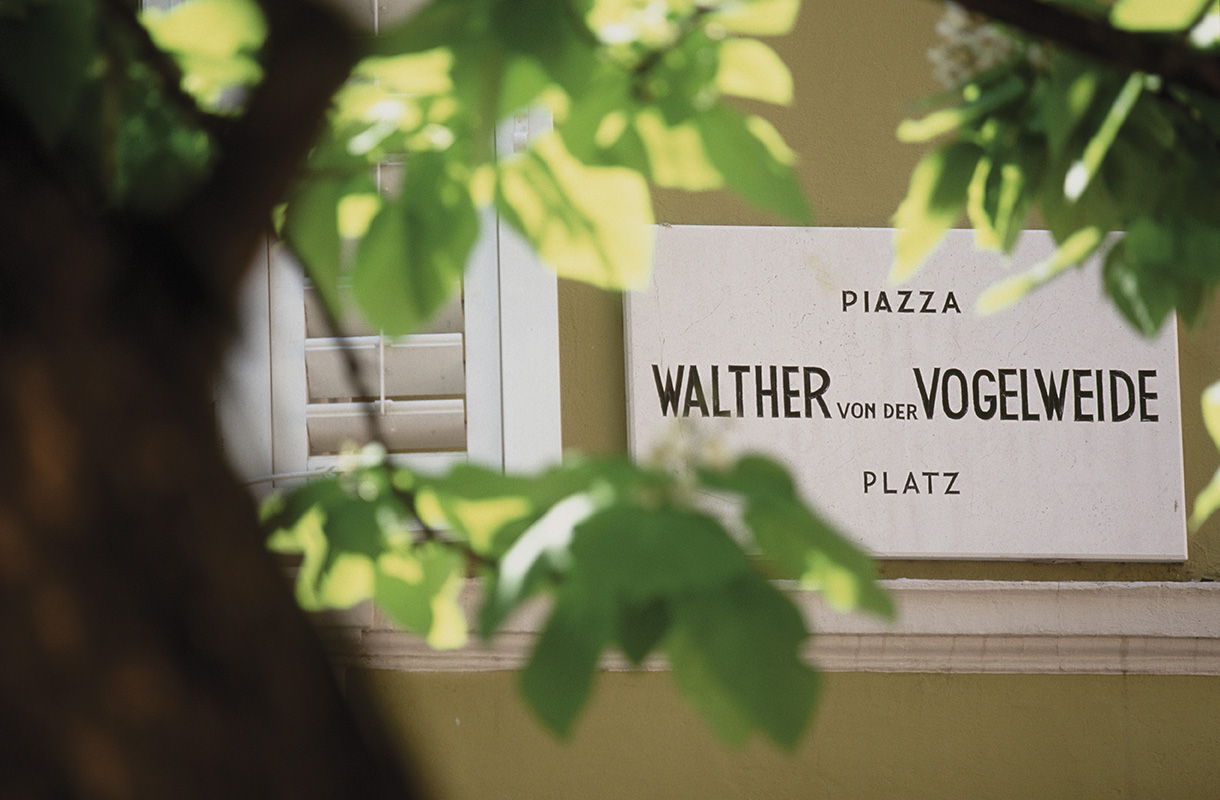 Das zweisprachige Straßenschild Walther-von der Vogelweide-Platz und -Piazza.