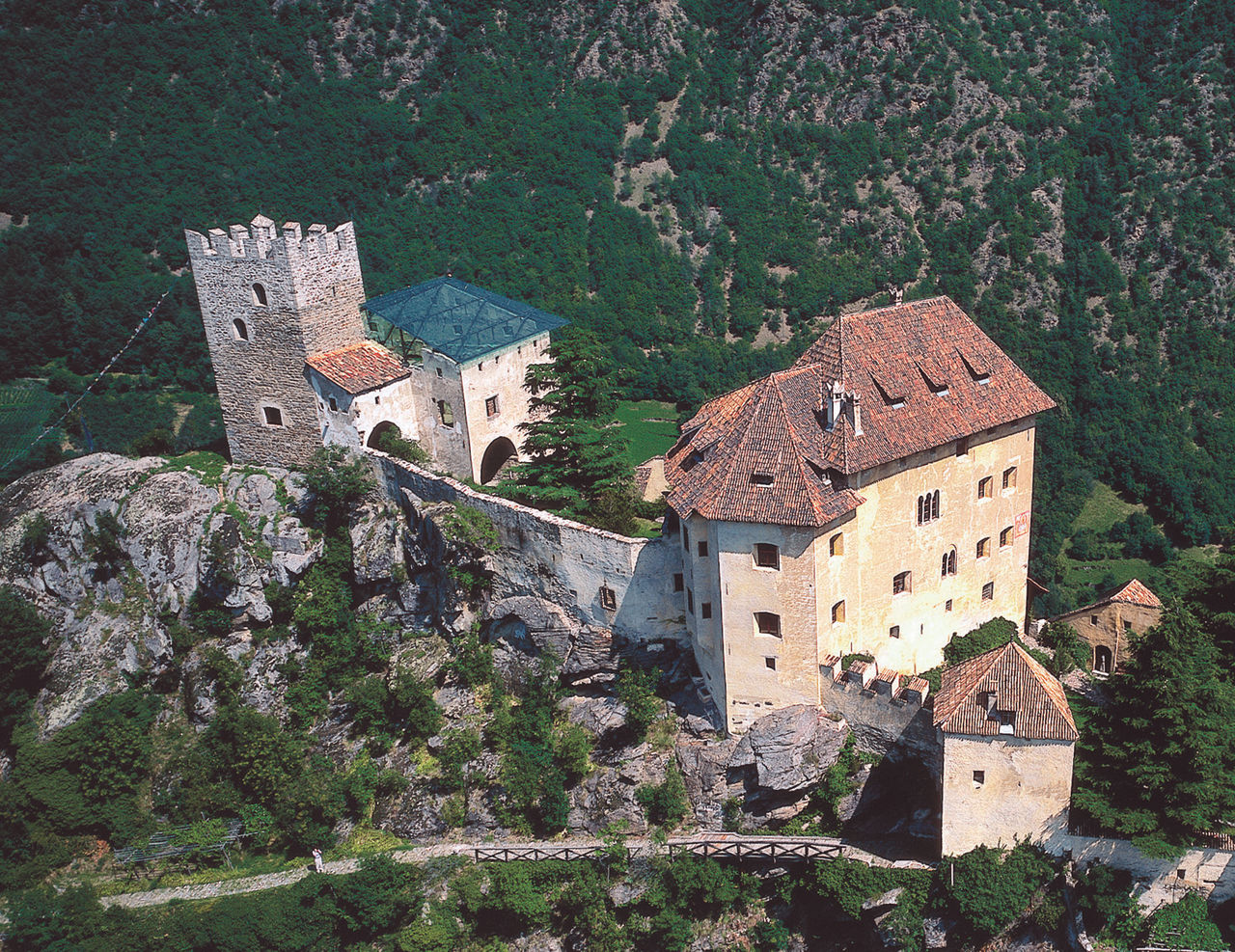 Luftaufnahme des Schlosses Juval.