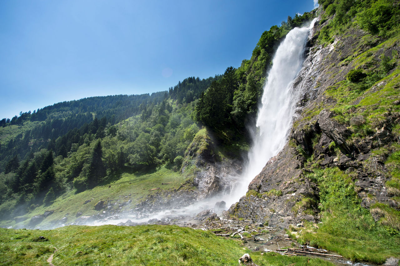 Der Partschinser Wasserfall umgeben von Wäldern und Wiesen