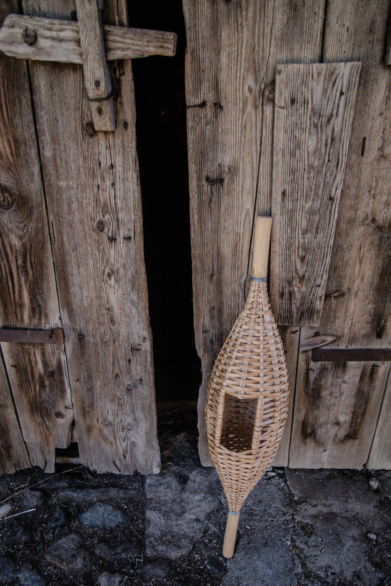 Ein traditioneller Korb zum Schälen der gebratenen Kastanien