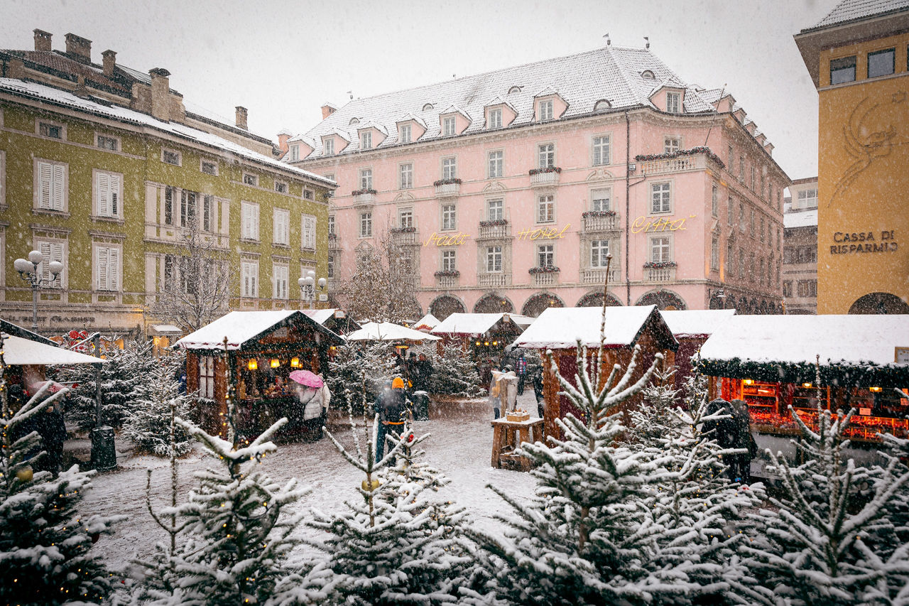 Nevica sui mercatini di Natale di Piazza Walther a Bolzano