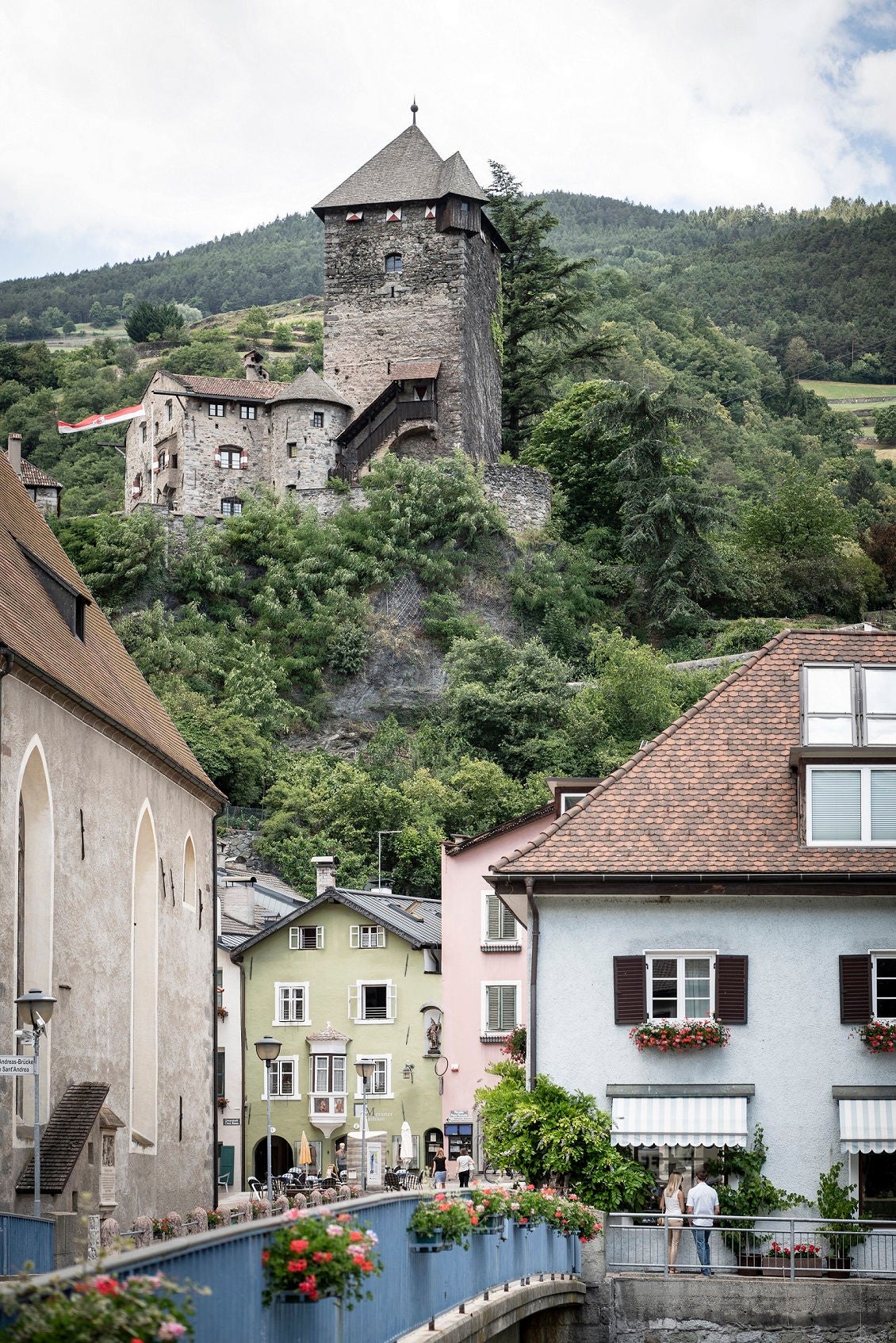 Die Altstadt von Klausen mit Blick auf die Burg Branzoll