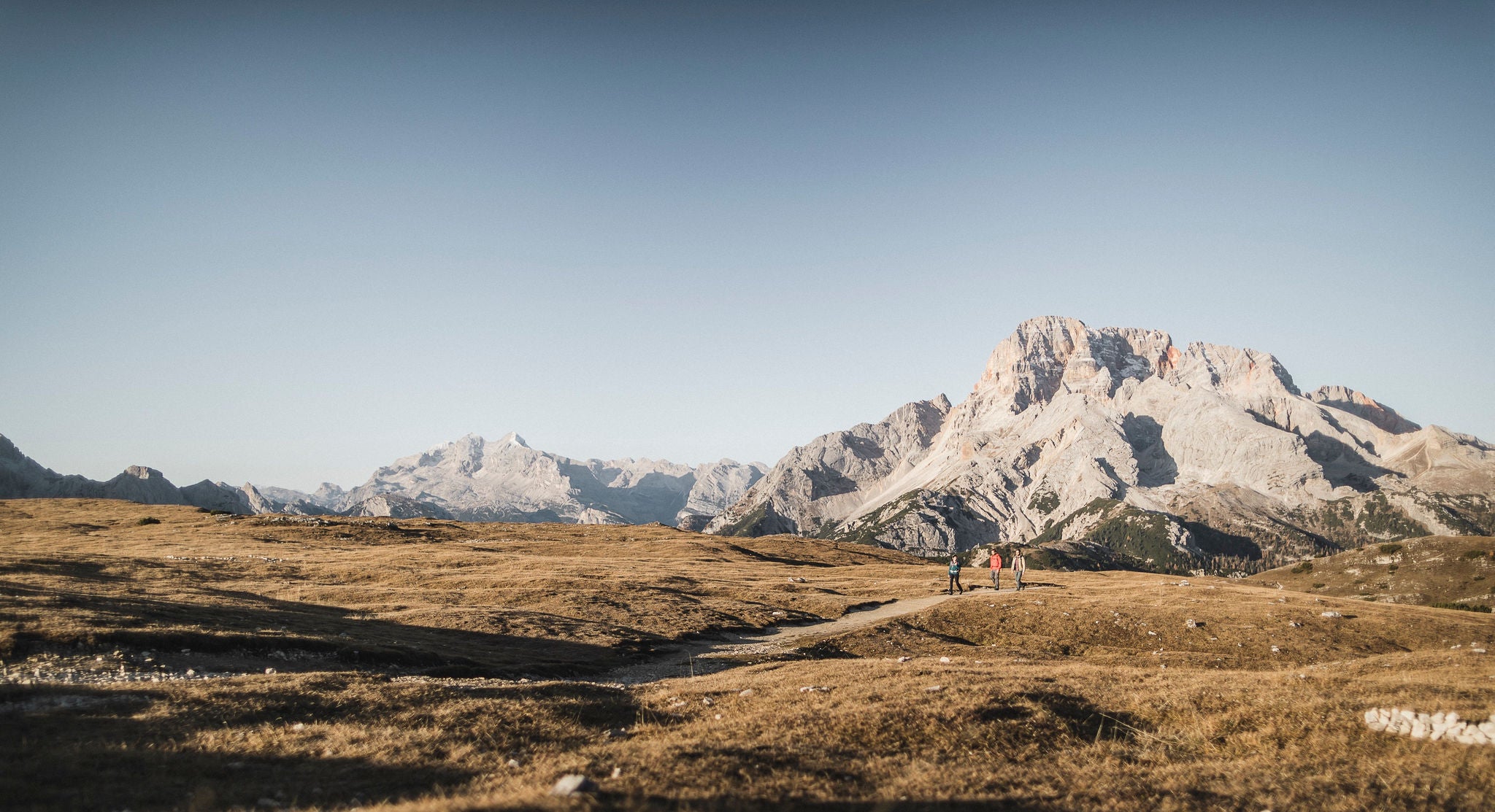 Einige Menschen in den Bergen des Pragser Tals im Herbst