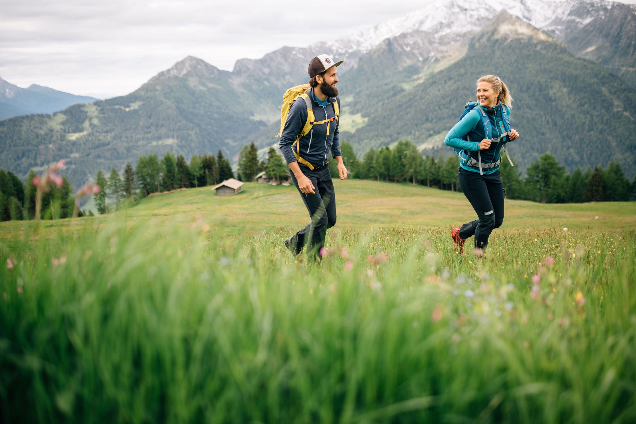 Paar auf Frühlingswiese beim Wandern im Passeiertal