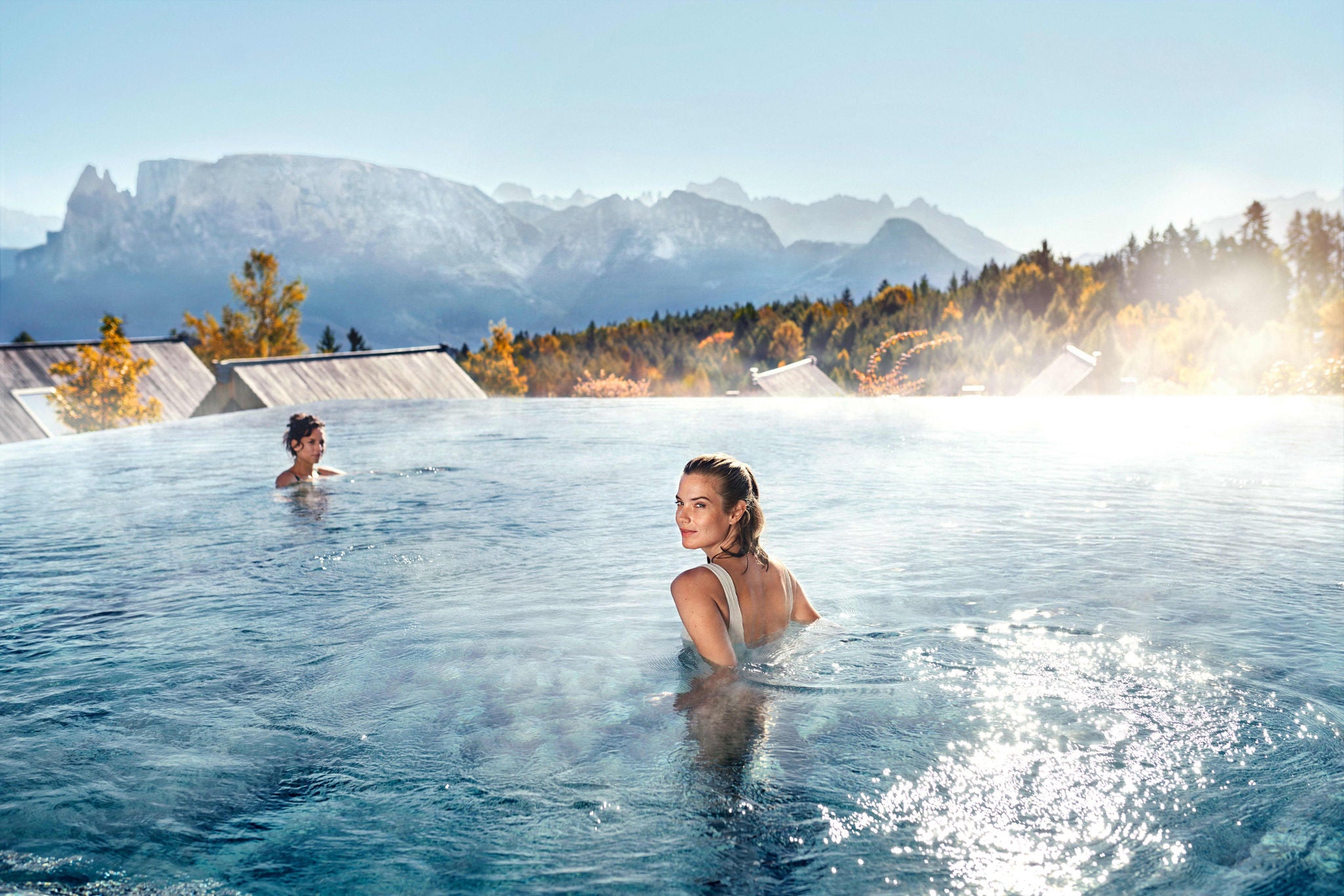 Infinitypool auf dem Rittner Hochplateau mit Blick auf die Dolomiten