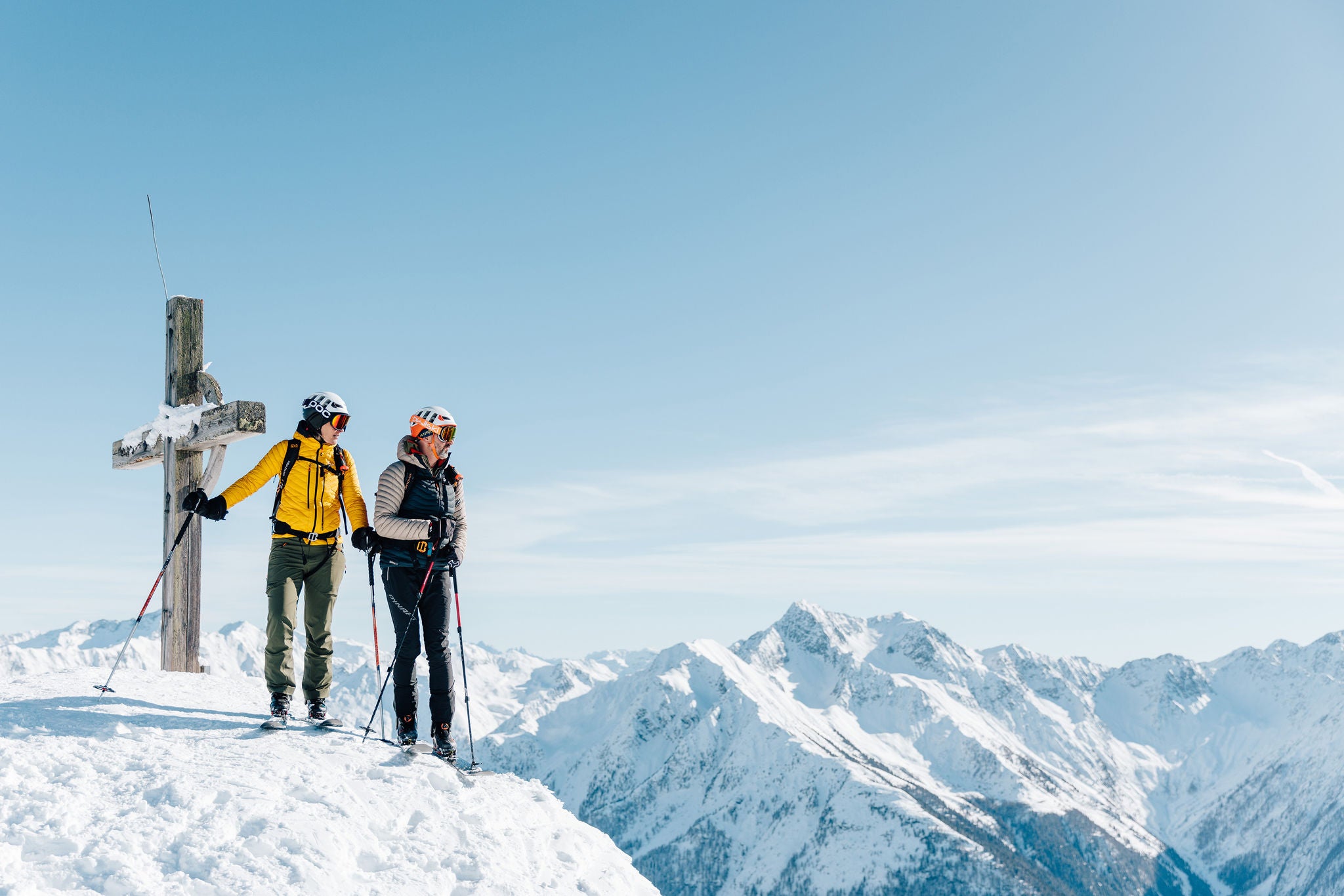Zwei Skitourengeher am Berggipfel im Meraner Land