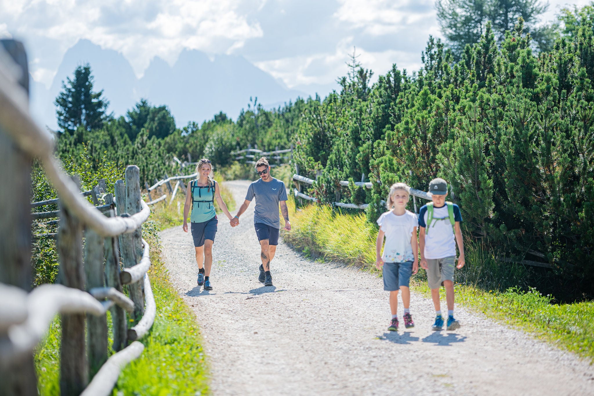 Eine Familie wandert auf einem Weg auf der Villanderer Alm