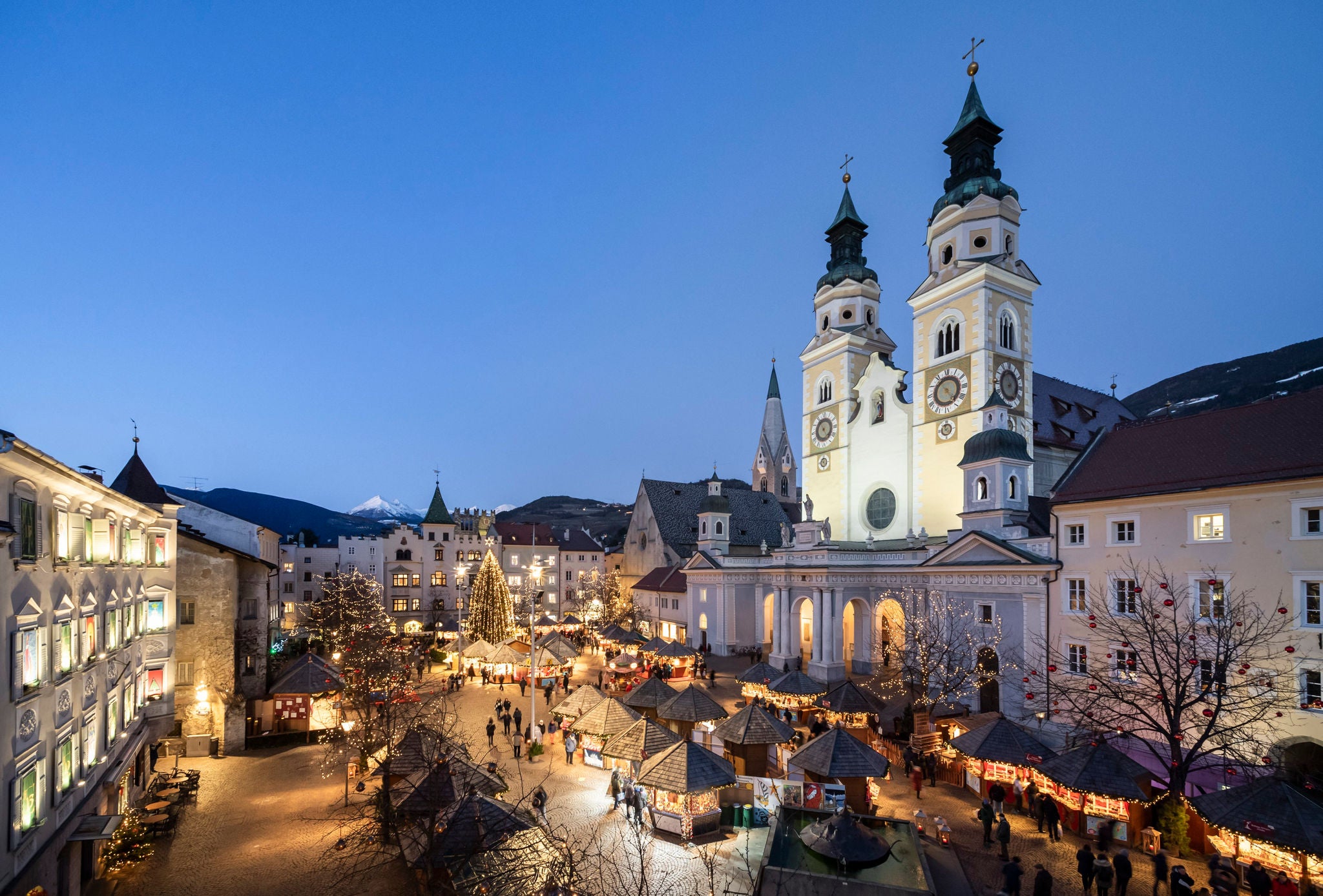Der Christkindlmarkt in Brixen vor den beleuchteten TÃ¼rmen des Doms.