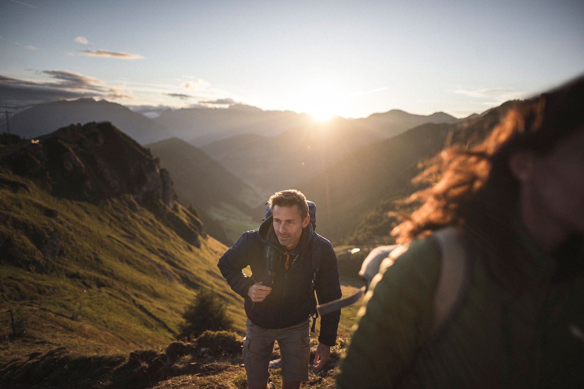 Zwei Personen machen eine Herbstwanderung bei Ratschings