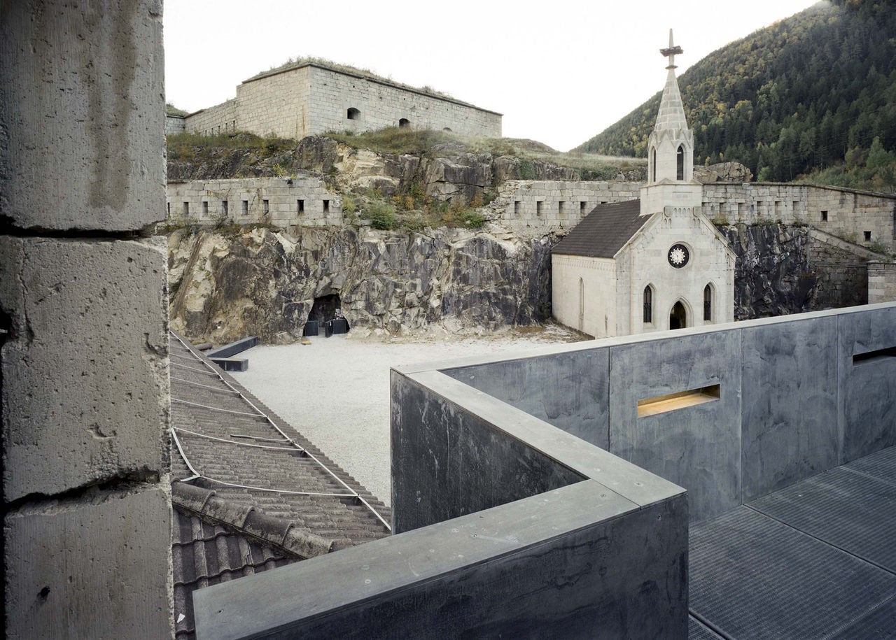 Der Innenhof der Festung Franzensfeste mit der kleinen Kirche im neugotischen Stil.