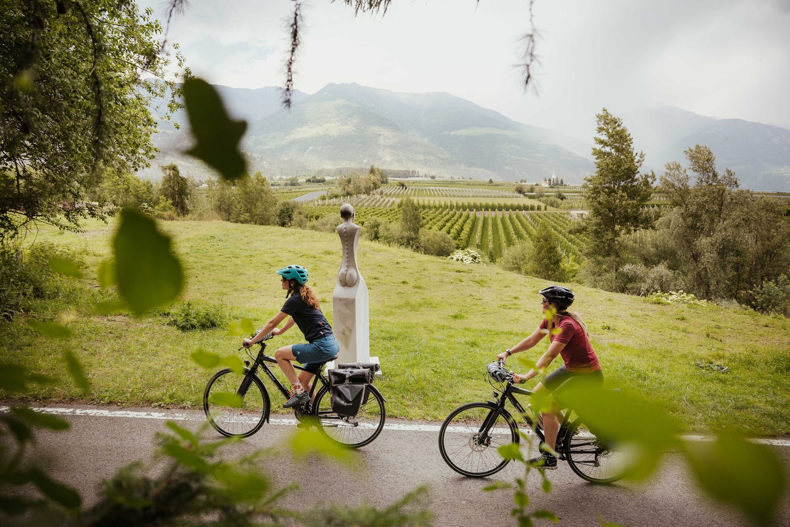2 Radfahrerinnen entlang des Talradweges im Vinschgau im Frühling