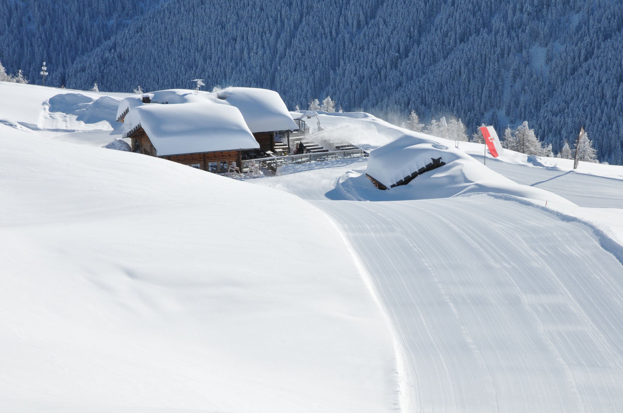 Skipiste mit Skihütten im Ultental