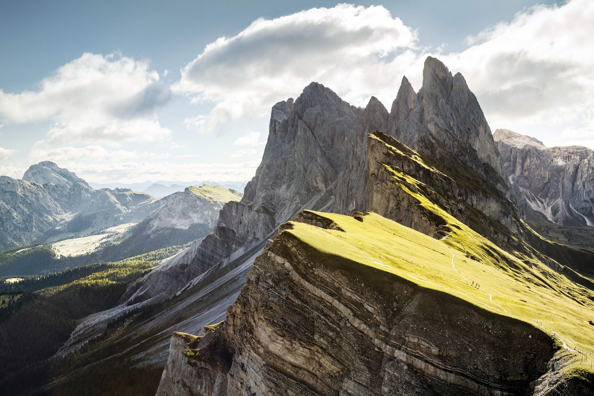 Das Bergpanorama der GrÃ¶dener Dolomiten an einem Sommertag.