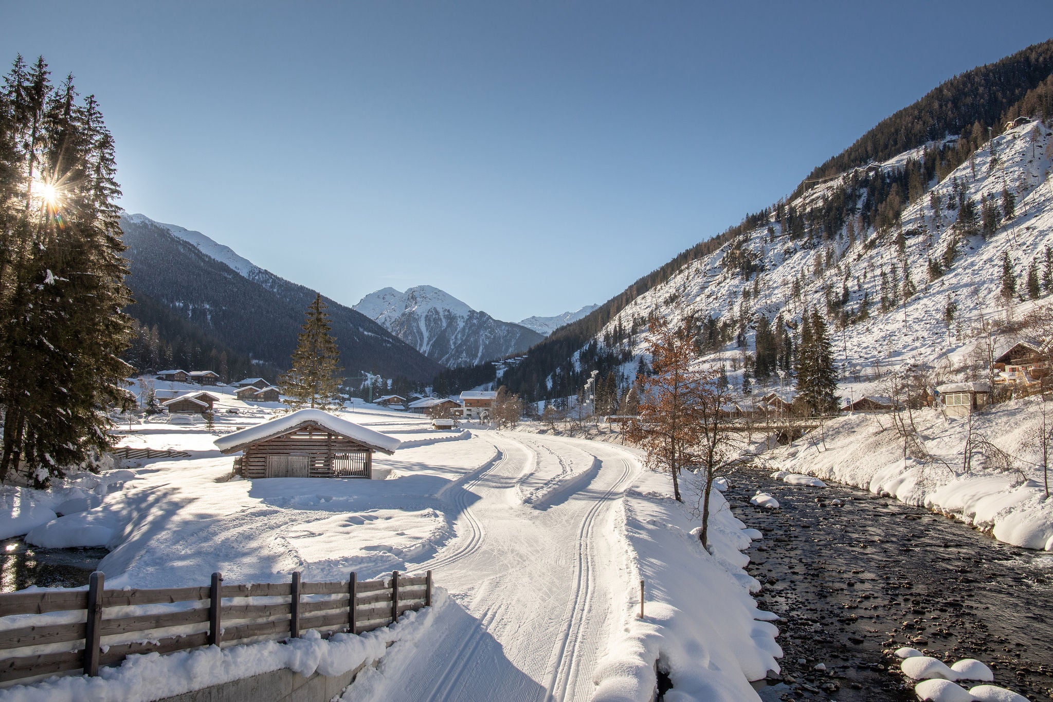 Langlaufloipe bei sonnigem Wetter
