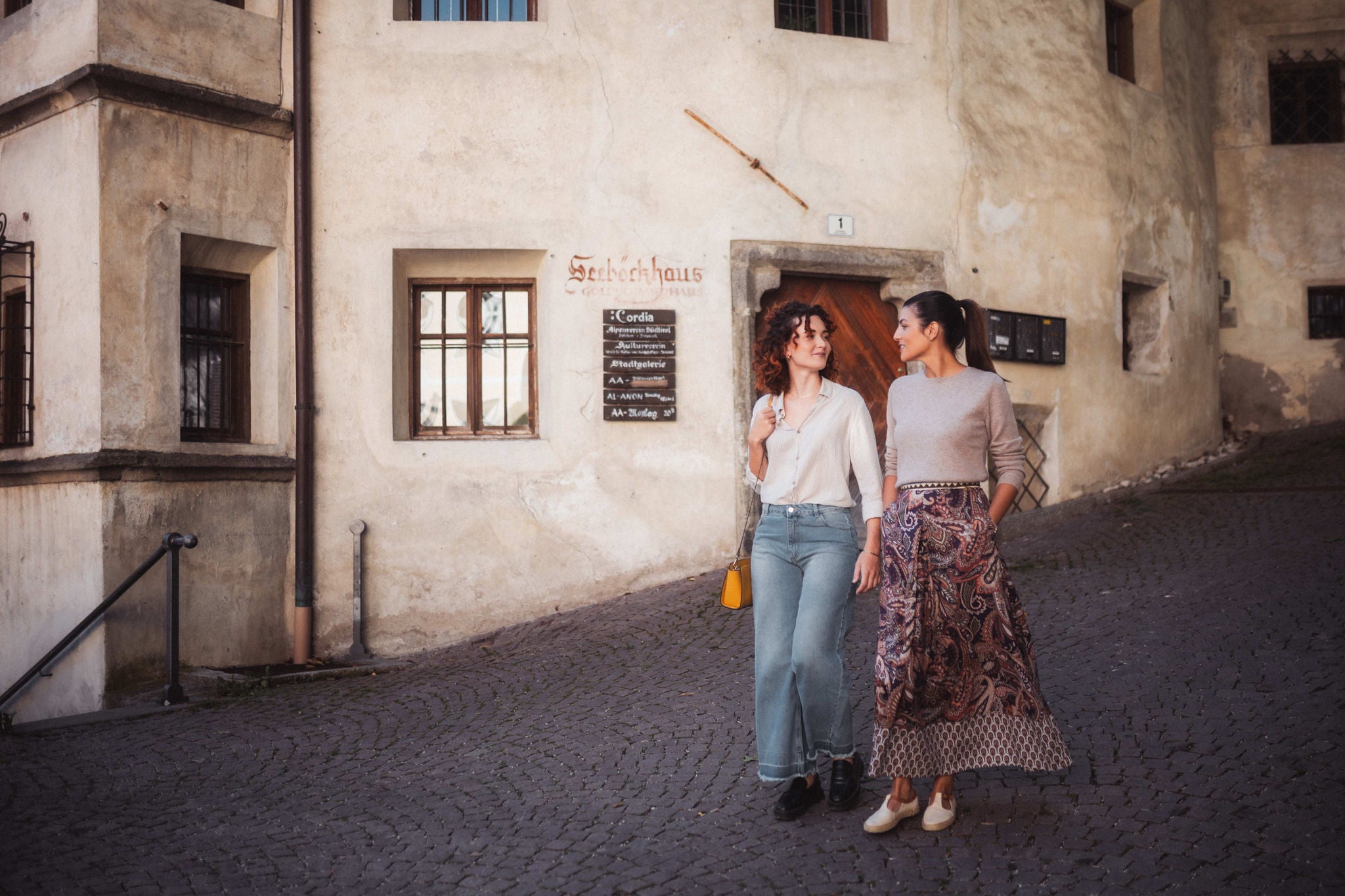 Zwei Frauen spazieren durch die Oberstadt von Bruneck