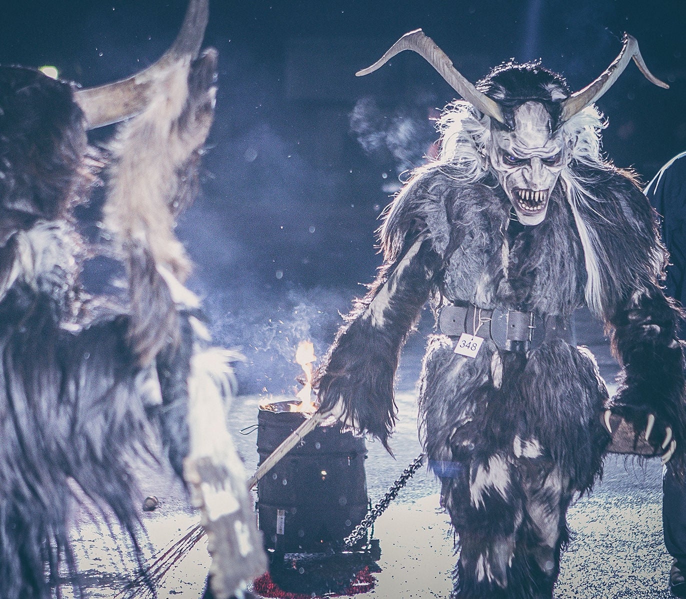 Maskierte Krampusse beim Krampusumzug in Sand in Taufers