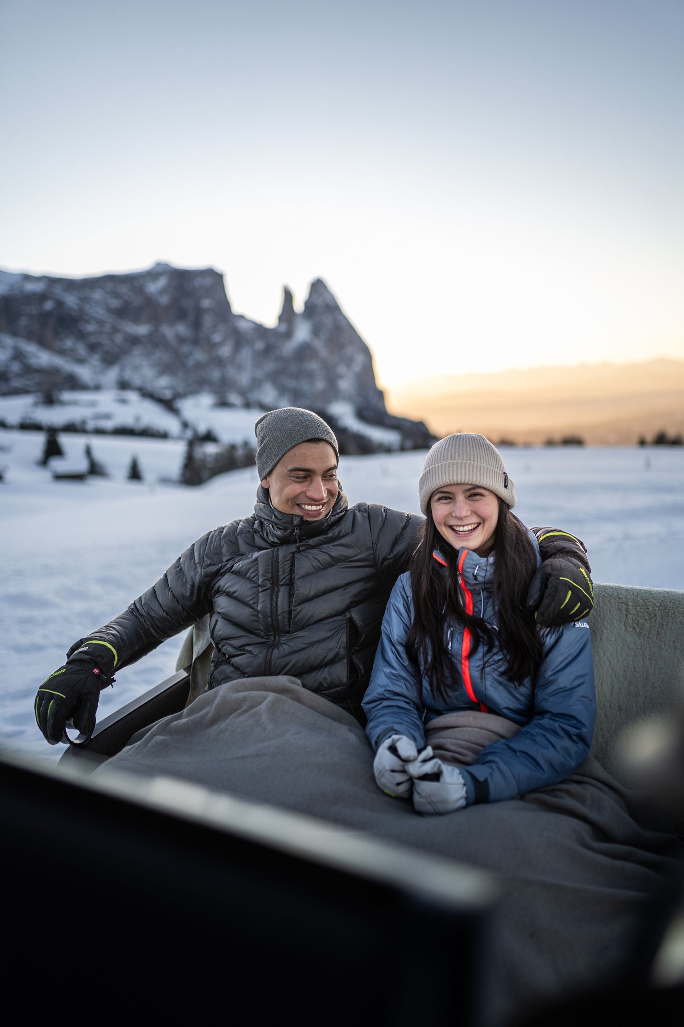 Ein Paar macht eine Kutschfahrt im Winter in den Dolomiten