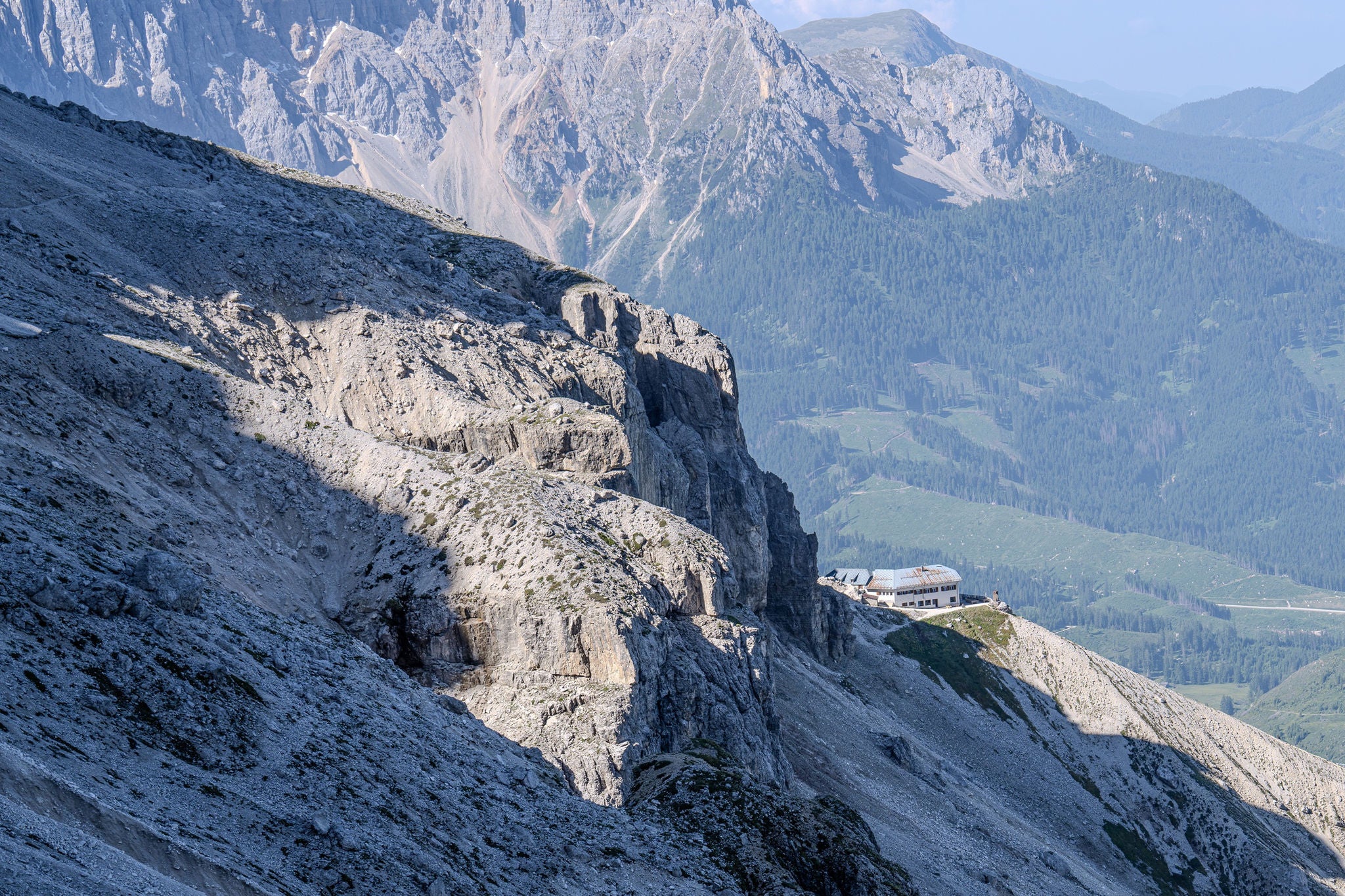 Vista panoramica sul Rifugio Fronza alle Coronelle e sulla Val d'Ega