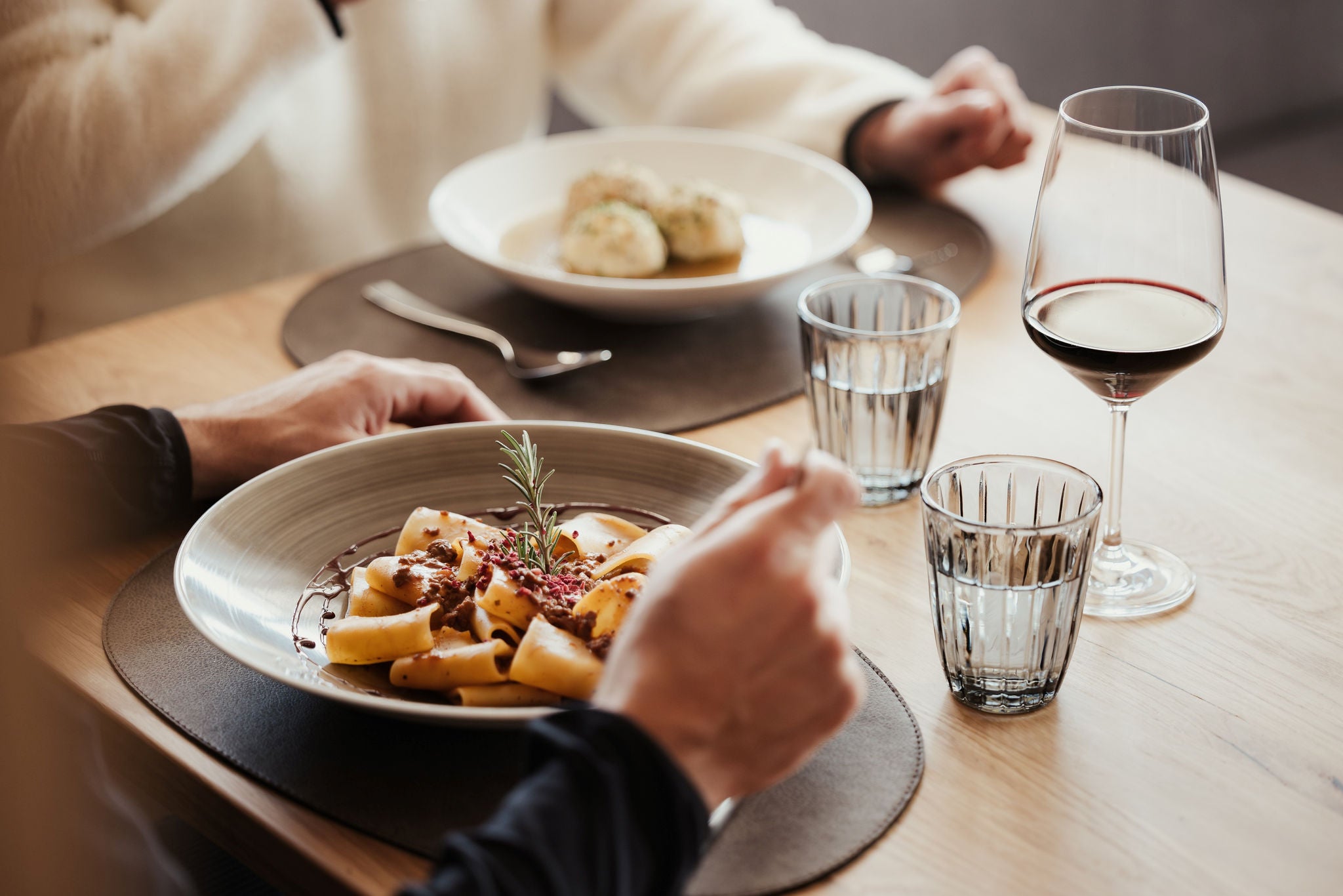 Mittagessen in einer Hütte in Alta Badia