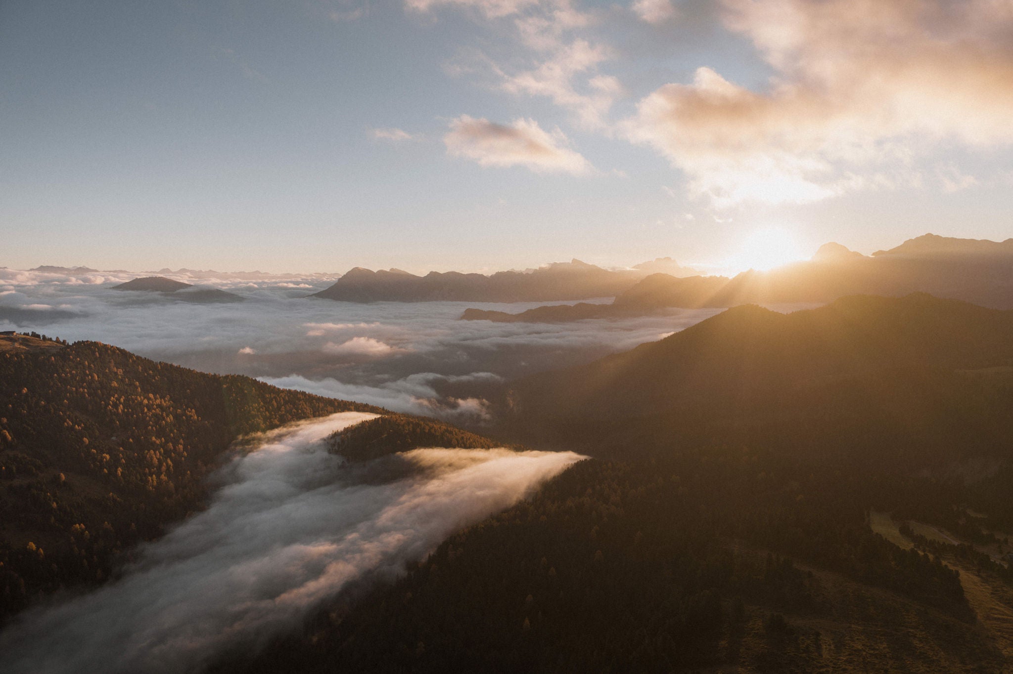 Herbstliche Stimmung im der Region Odles Slow Dolomites mit Blick über die Berge