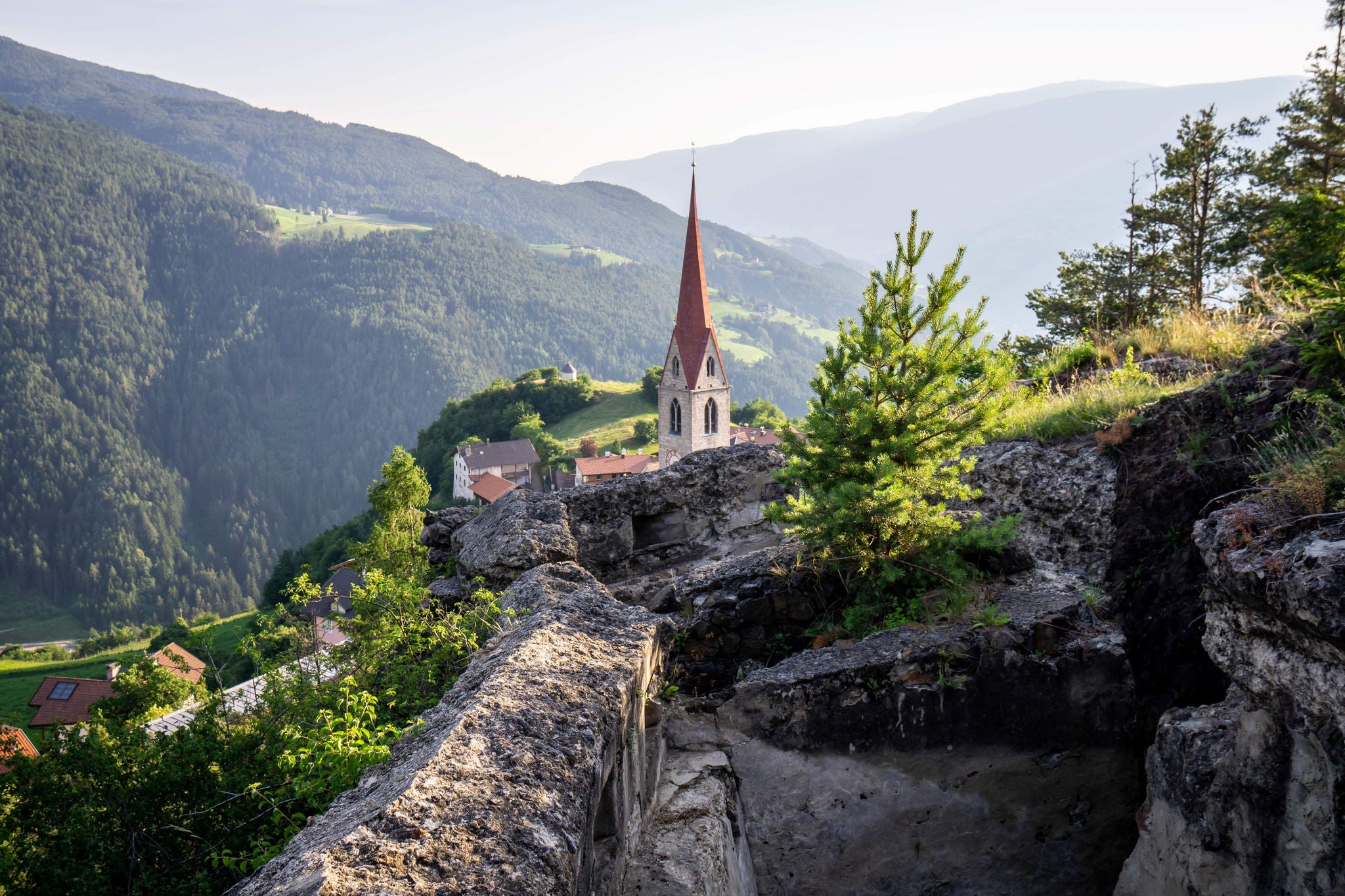 Blick auf die Pfarrkirche von Teis