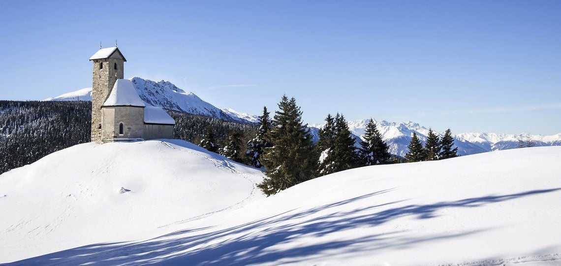 Schneebedecktes Lana im Winter