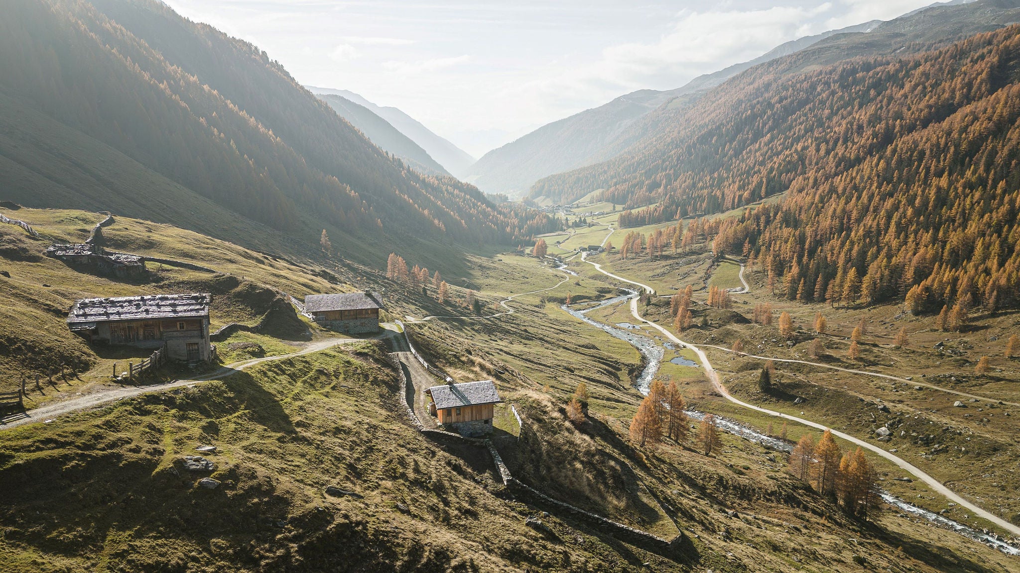 Herbstlandschaft im Ahrntal mit Almhütten
