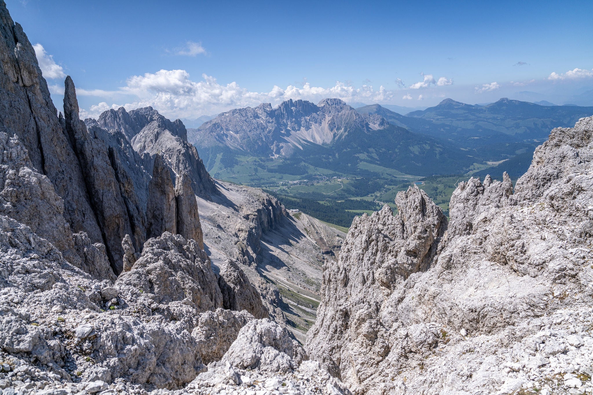 Vista panoramica verso il Rifugio Fronza alle Coronelle e il sentiero che porta al Rifugio Passo Santner