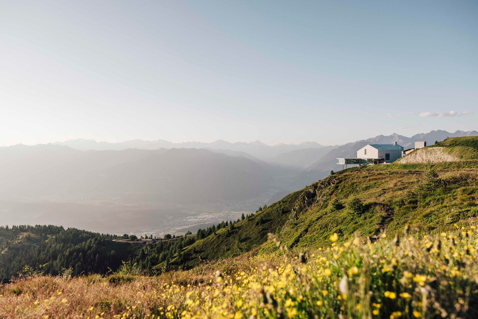 Kronplatz im Sommer mit Blick auf das Lumen