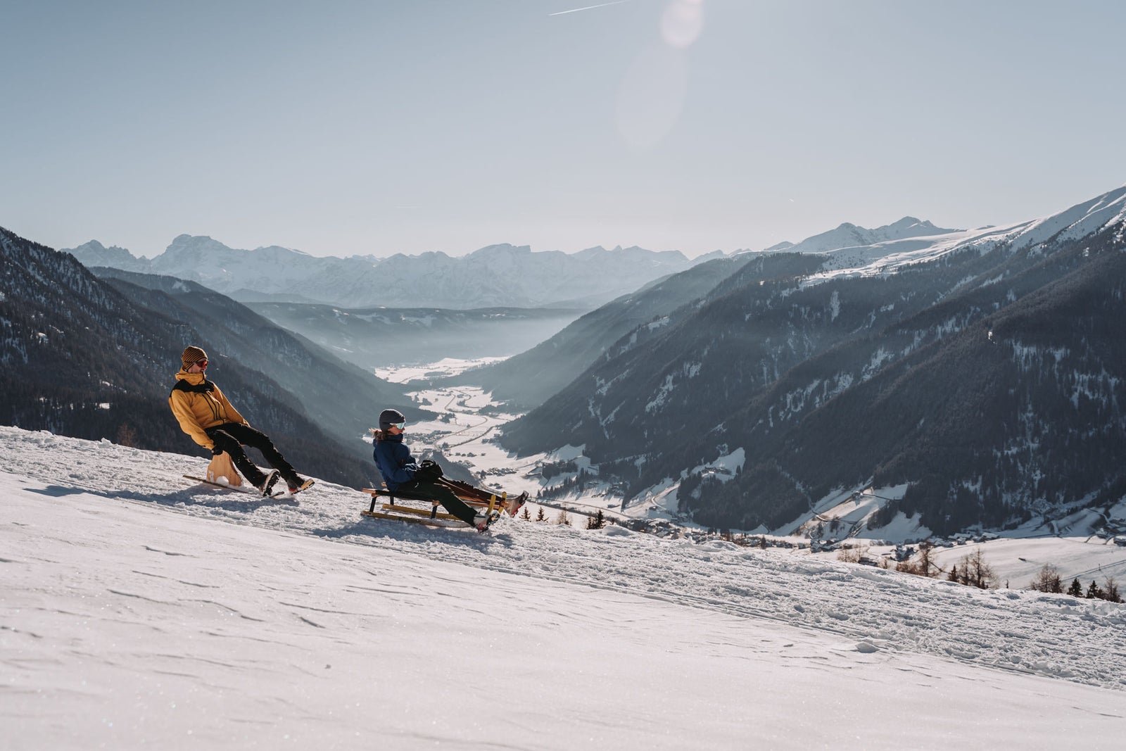 Zwei Rodelfahrer auf der Uwaldalm im Gsiesertal